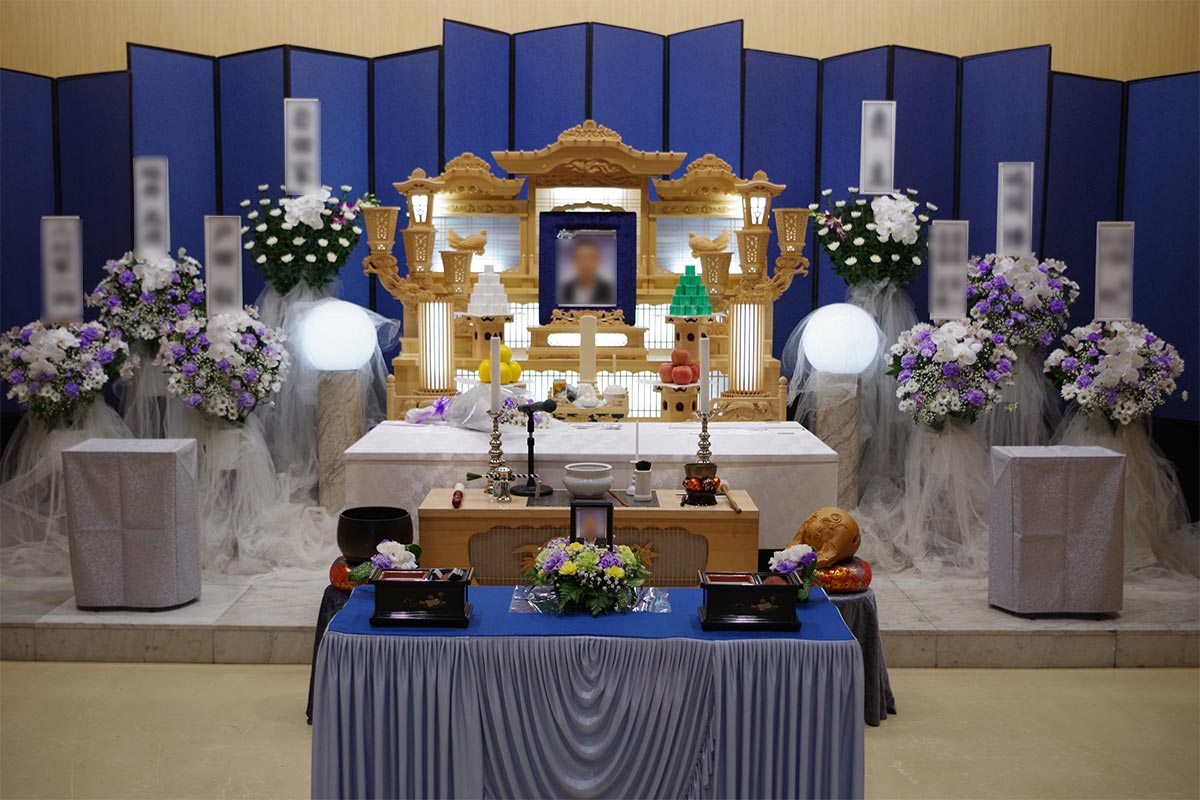 白木祭壇を使用した葬儀の一例写真