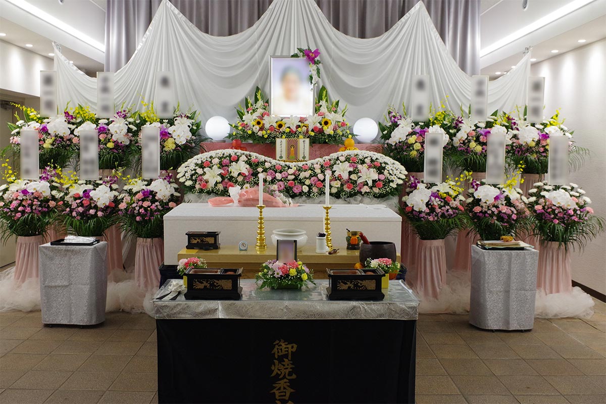 白やピンクなどの花で作られた祭壇写真