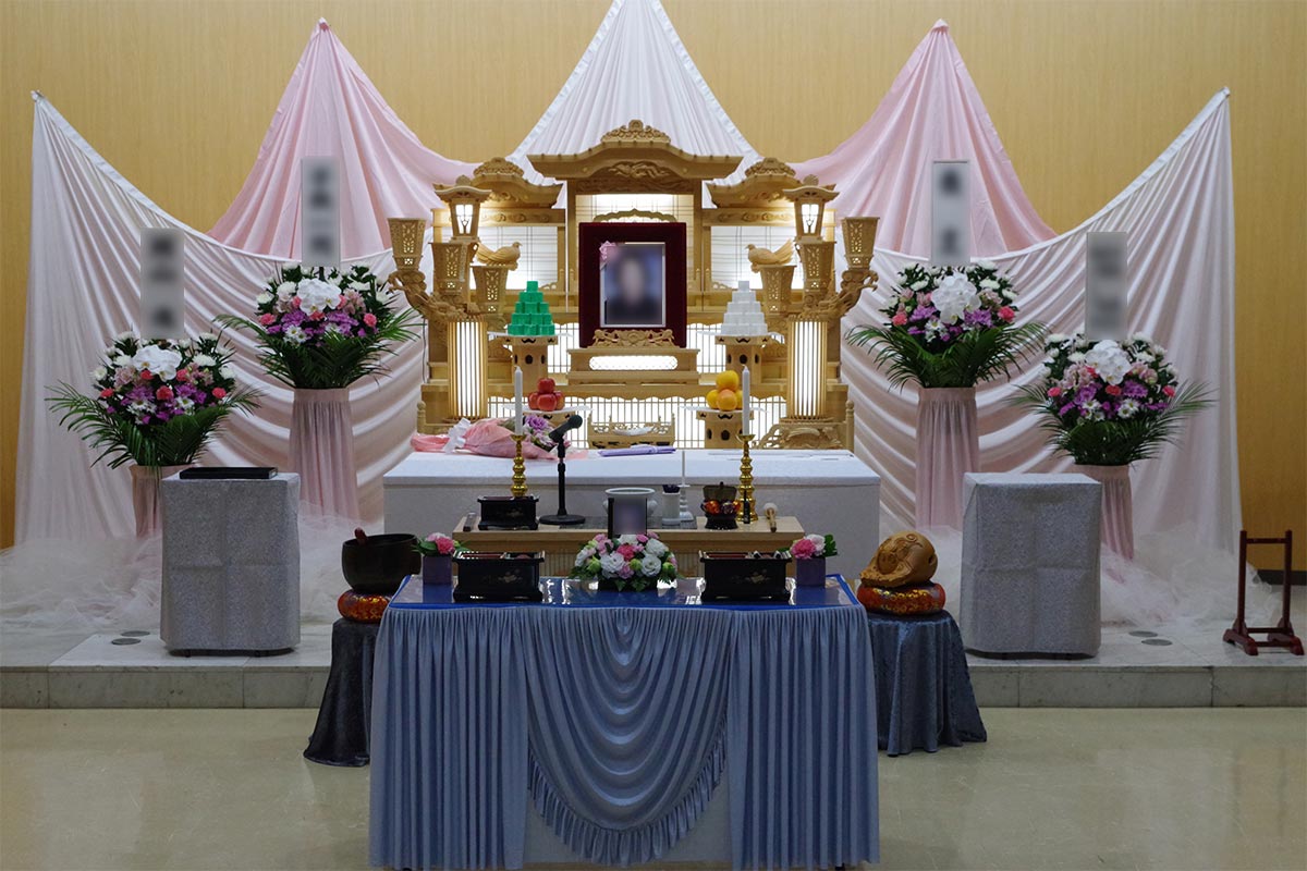 白木祭壇を使用した葬儀の一例写真
