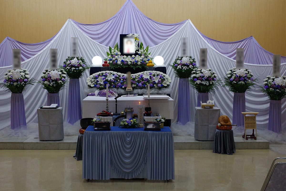 白、紫、青の花で作られた祭壇写真