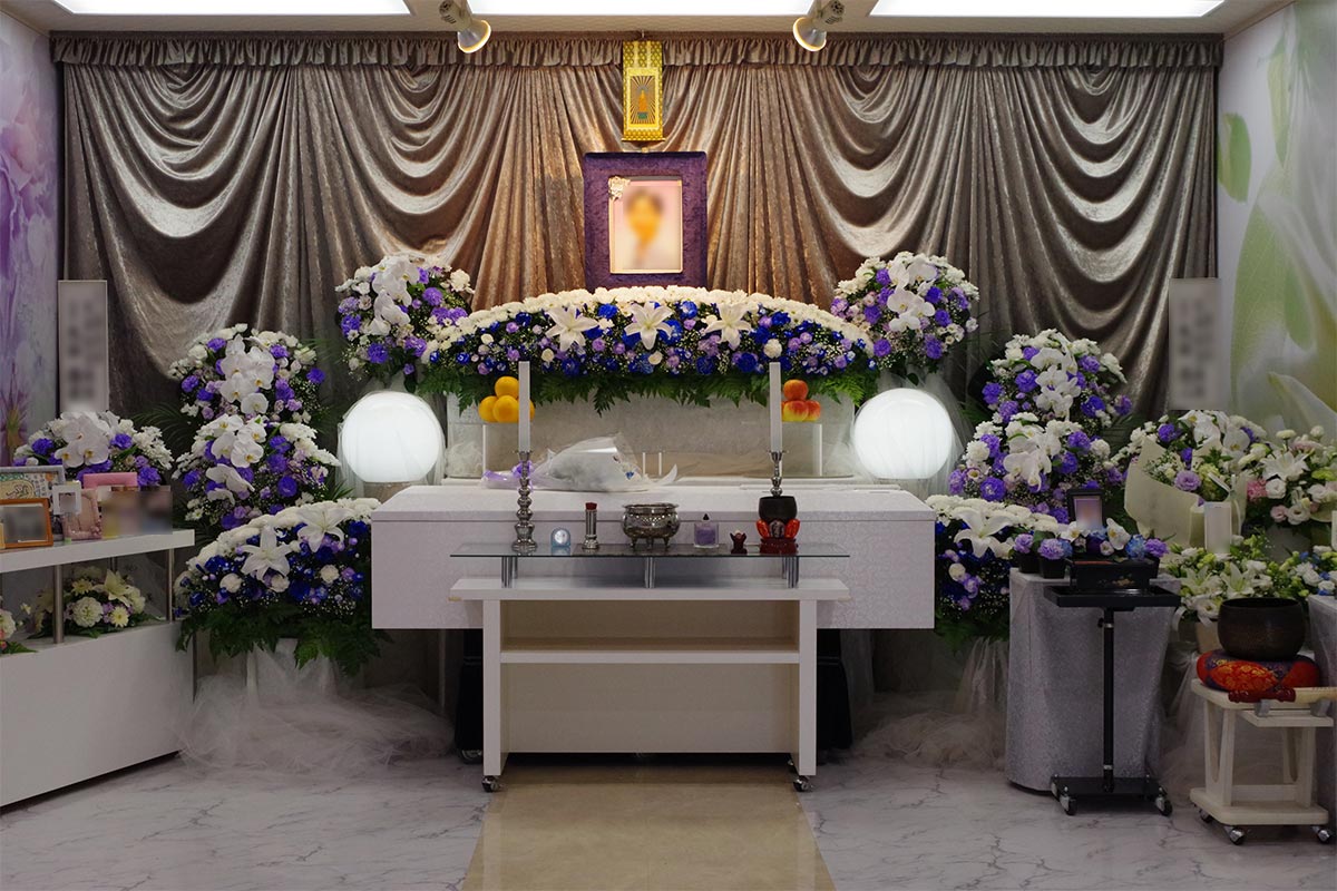 白、紫を基調とした花で作られた祭壇写真