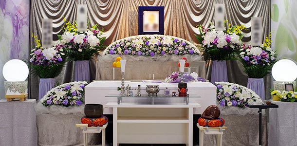 白や紫などの花が使用された家族葬2日プランの祭壇写真
