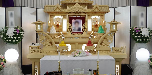 白木祭壇を使用した斎場プランの祭壇写真