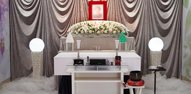 白や淡い色の花が使用された家族葬1日プランの祭壇写真