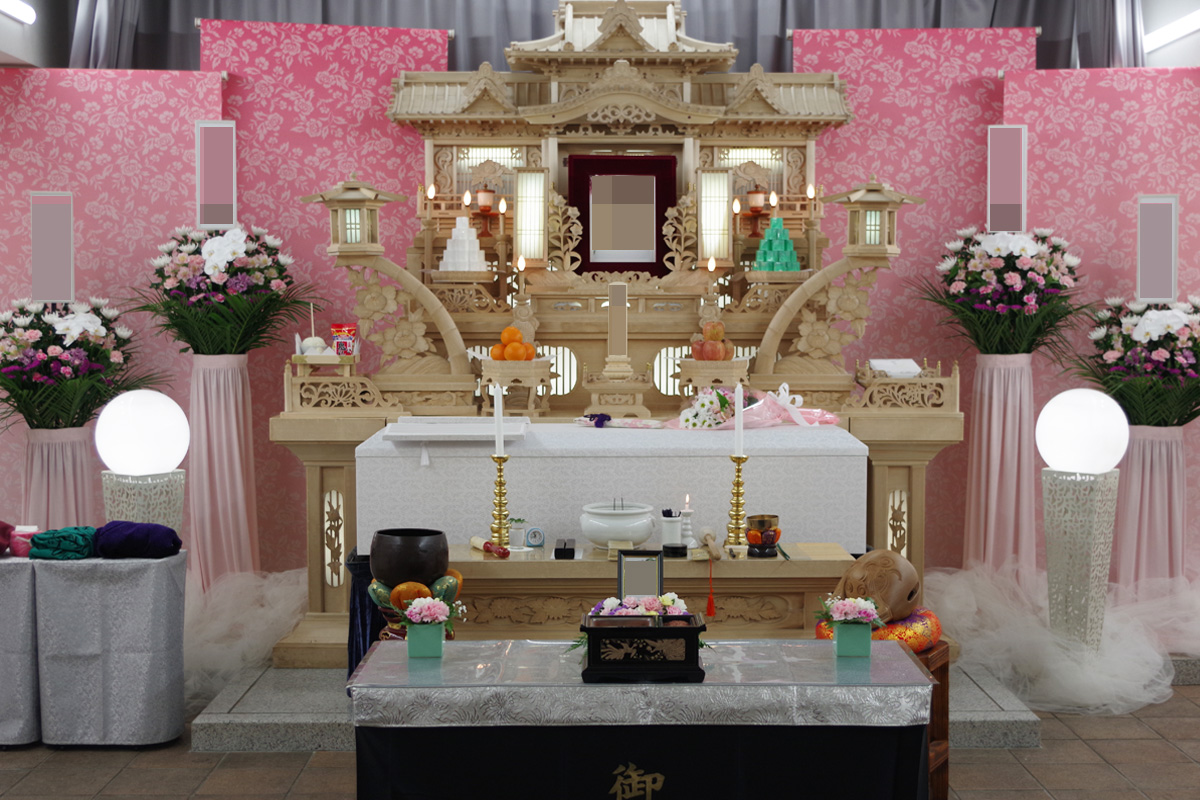 白ピンクを基調とした花で作られた祭壇写真