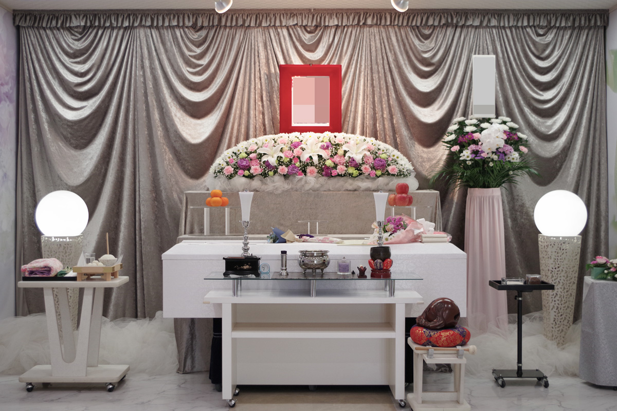 白ピンクを基調とした花で作られた祭壇写真